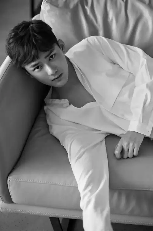 熊梓淇文艺范黑白帅气写真图片(5)