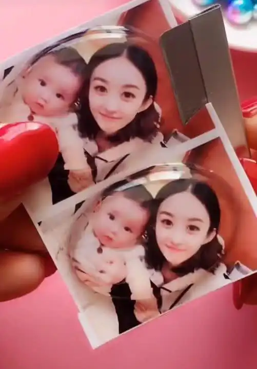 赵丽颖跟儿子合照流出,并且做成了钥匙链,网友:美不胜收