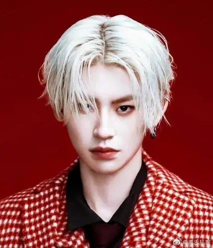 有媒体曝光小鬼王琳凯和神秘女子在家中密会引发恋情传闻对此