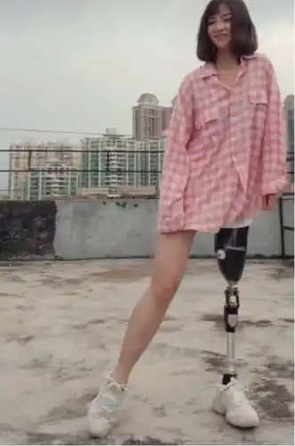抖音"假肢女神"火了,当她舞动身资后,网友:真希望那是特效_女孩