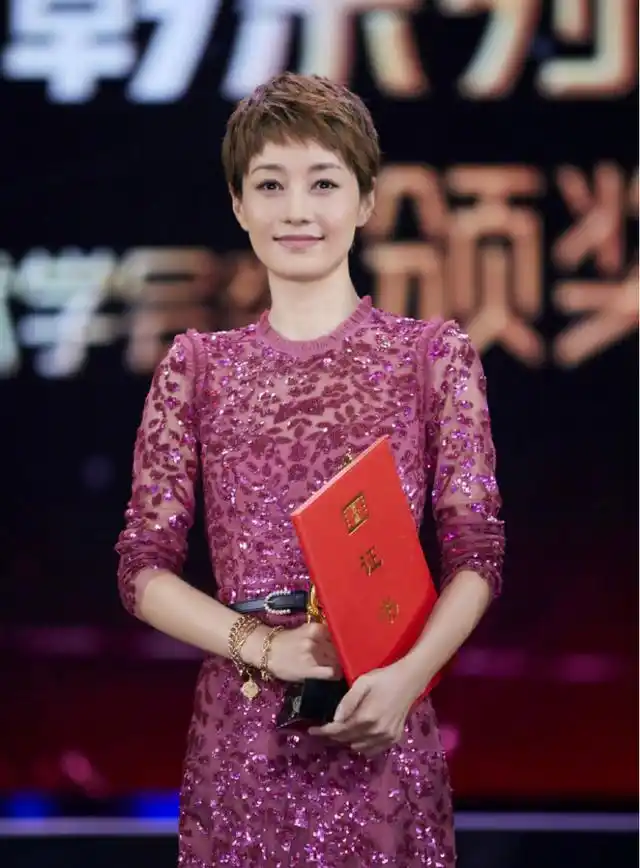 马伊琍并不十分漂亮但气质佳穿亮片裙配短发哪像2孩子的妈