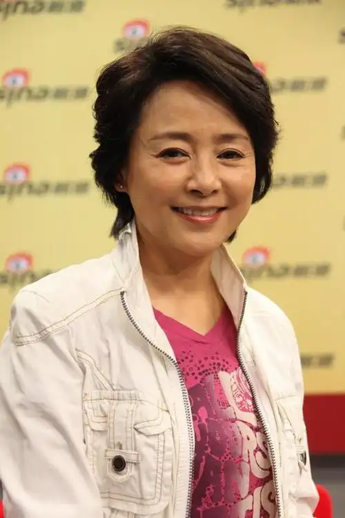 基础款怎么搭?看62岁华裔张瑜,能演《庐山恋》也能穿出高级感