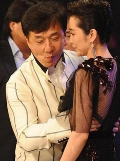 那些年成龙主动抱过的女星