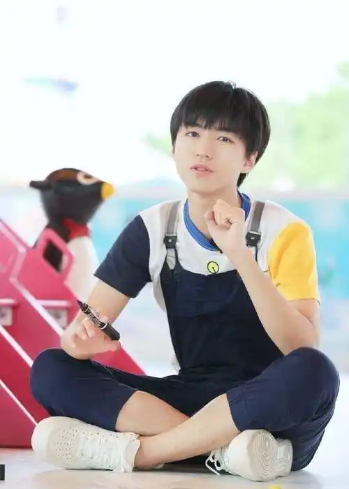 tfboys王俊凯绝对是最佳男友,王三岁太可爱了!_姿势_过山车_娃娃