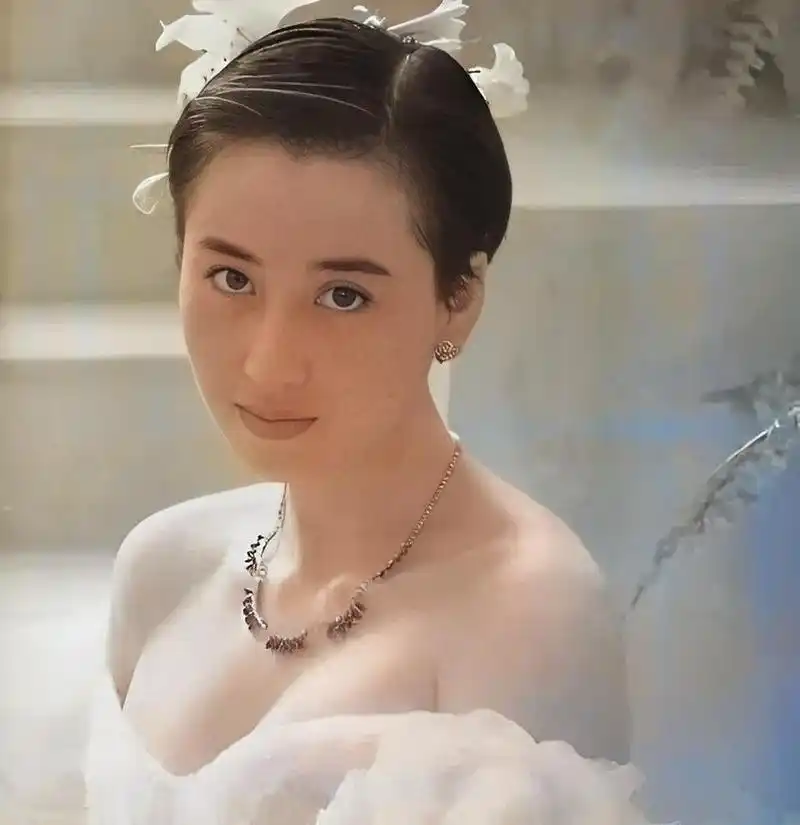 她有着耀眼的美貌,时尚的火辣身材,和诱人的眼睛.