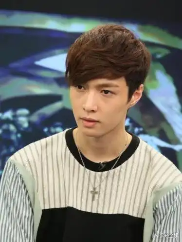 张艺兴:优质认证,刚参加完中视协专题研讨就发布出道10周年感言