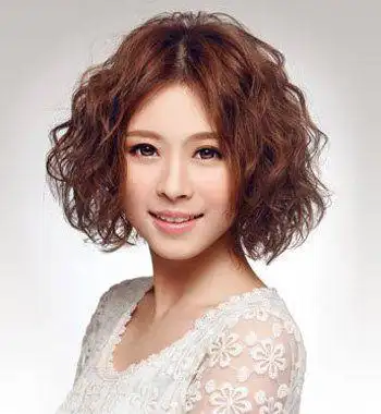 2015年冬季的脚步渐近,潮流的烟花烫发型逐渐受到众多女生所追捧,蓬松