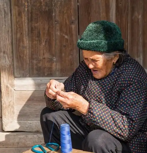 包办婚姻,相伴70年,奶奶依然亲自为老伴缝衣服,不离不弃