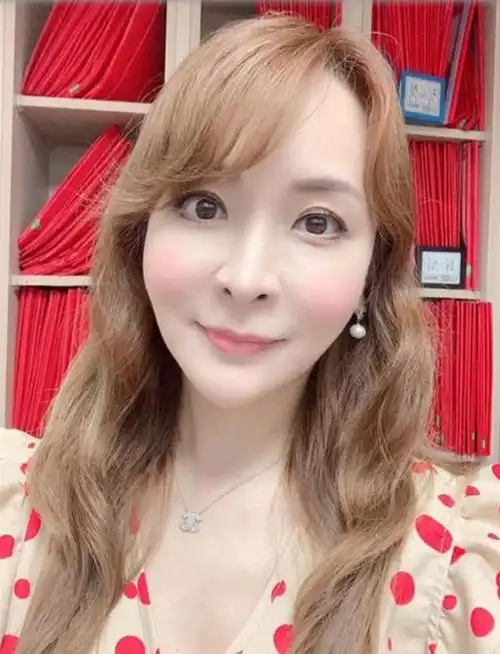 据媒体报道,蒋萍在得知前夫跟妈妈外遇后,20年来母女只见过2次面,一次