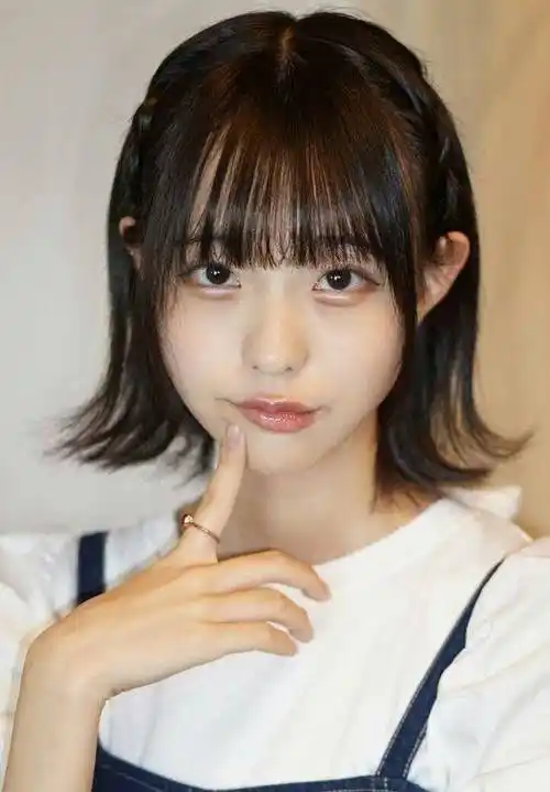 最适合15岁左右的圆脸女生发型,这8种很不错,百变时尚有个性_层次感