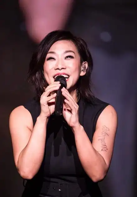 54岁林忆莲难逃中年发福穿黑色无袖连衣裙演唱惊现麒麟臂