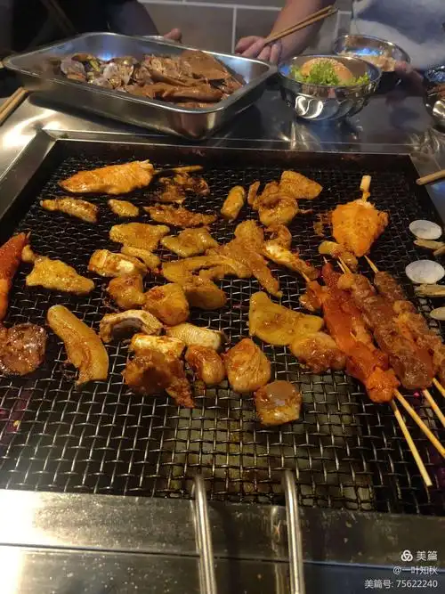 没有什么事是一顿烧烤不能解决的,如果有,那就吃两顿