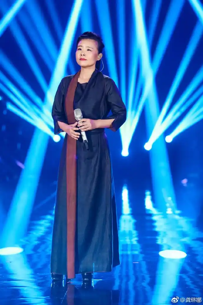 这次参加歌手节目,造型妆容受到很多人的喜欢,都说不忐忑了,我也很