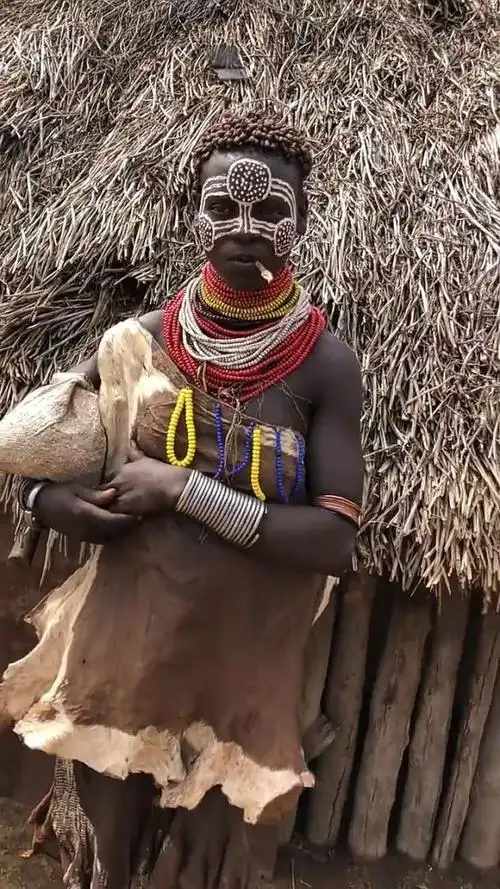 原始部落的女人,身披兽皮脸上画着图案