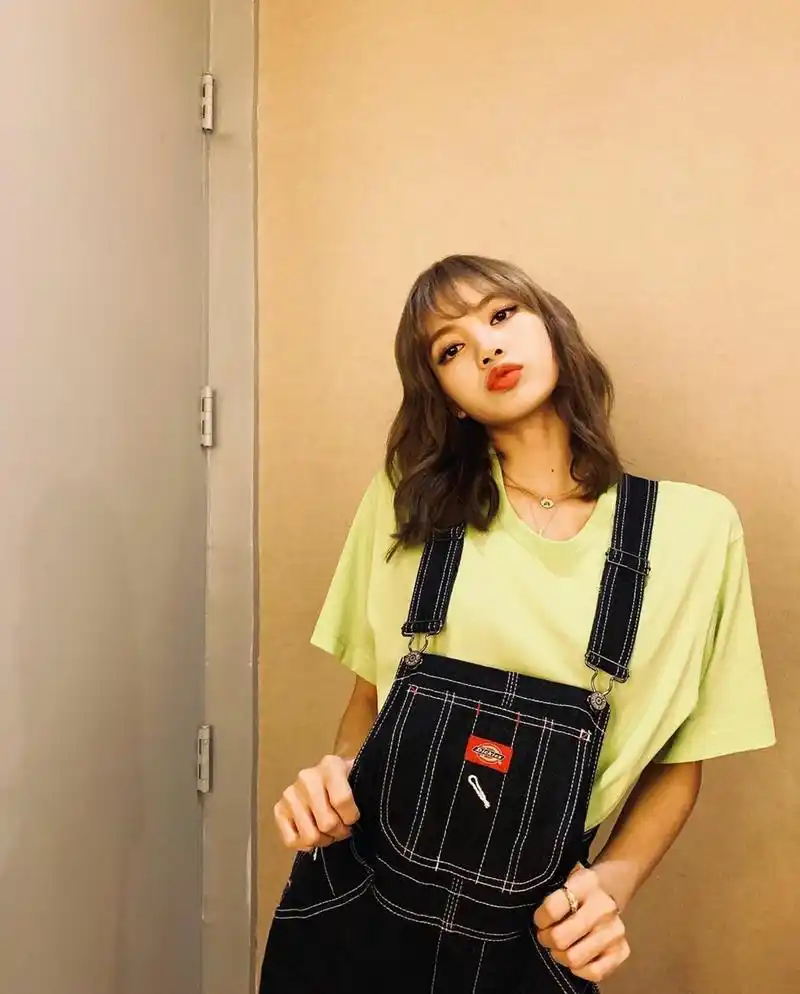 lisa私服穿搭 可甜可酷的大佬莎在线撩妹 明星私服lisa机场私服穿搭