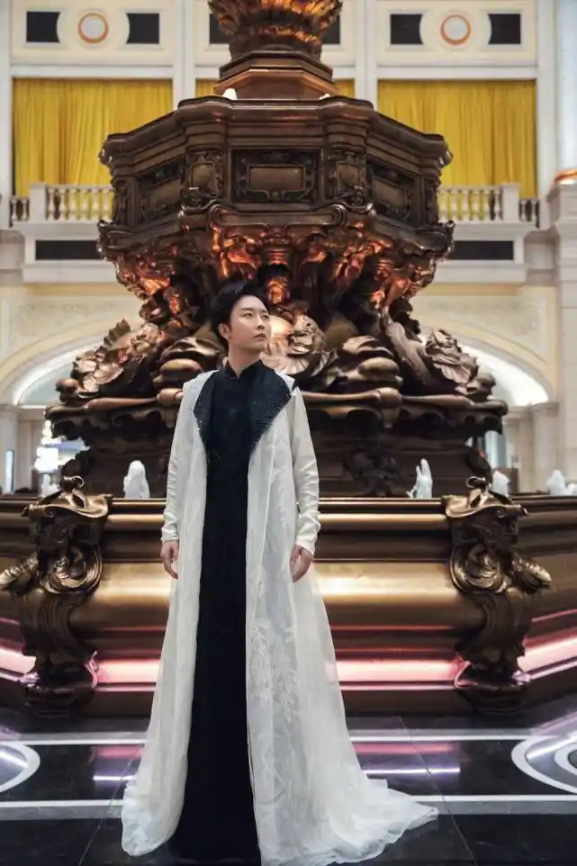 华服日直播现场歌手露"无滤镜"唱功,网友:李玉刚全场最稳!