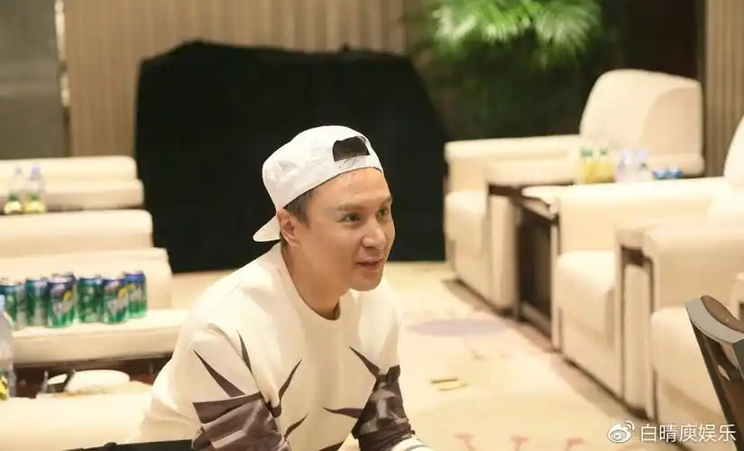 周正毅于18日在上海外滩某五星级酒店举办60岁的生日宴,为了让宴会更