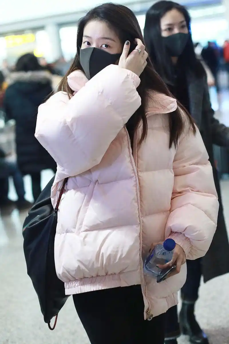近日,张雪迎在北京机场现身,一件粉嫩的纯色羽绒服十足的吸睛,展露出