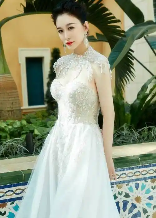 "冰美人"李小冉,穿蕾丝裙秀凹凸比例,"过山车"身材太撩人_清冷_白色