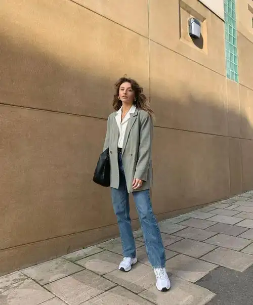 爷给大家介绍来自英国ins时尚博主chloehayward,率性欧美风的日常穿搭