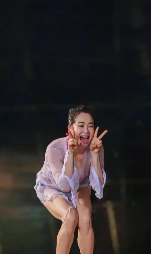 左小青46岁穿泳装被人拉起扔下水玩得不亦乐乎年龄只是数字