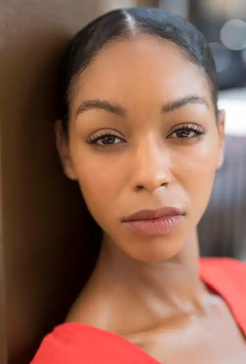 靠在棕色墙上的女人|人,发型,嘴唇,头发,女人,女士,女性,姿势,室内