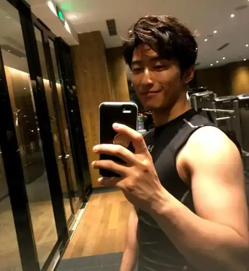 窦骁让何超莲骑在肩膀上,两人对镜头甜蜜撒狗粮,一身肌肉没白练 .