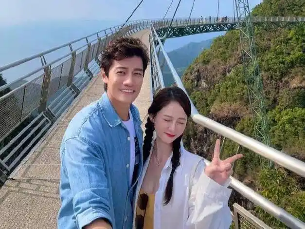 陈乔恩和老公重游定情地穿情侣装尽显恩爱甜蜜幸福洋溢似少女