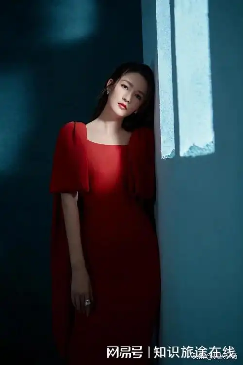 李沁蓝红长裙礼服绝美