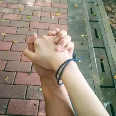 第一次牵手逛街 牵到手心都是汗还是舍不得放.