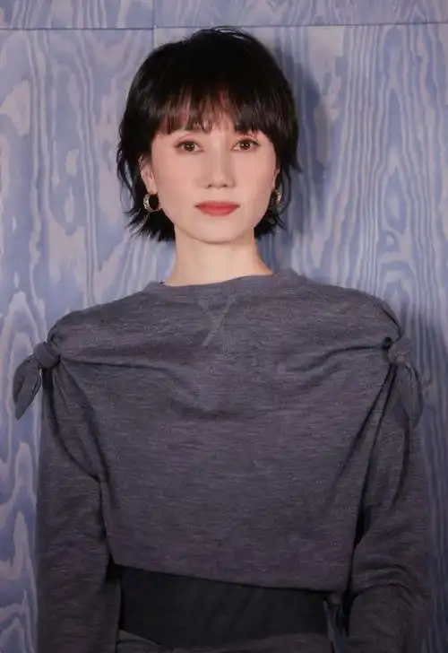 46岁袁泉才是职场女人的穿搭模板不露分毫却美的时髦高级