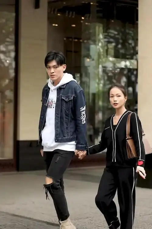 最萌身高差:女孩长了御姐的脸,却是萝莉身材,真羡慕她男朋友!