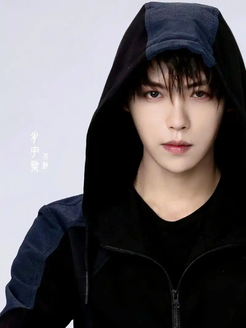 肖宇梁年少时学习传统武术,大学学习舞蹈专业,他的武打动作兼具武术