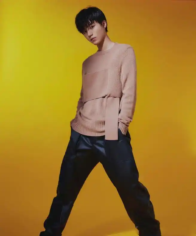 只是这针织衫的腰部设计也太个性了吧~几套造型看得出王俊凯的百变的