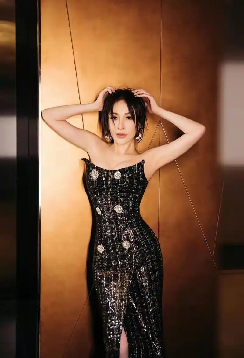 娱乐热点大当家# 萧亚轩晒出一组活动照,照片中的她身穿抹胸紧身裙