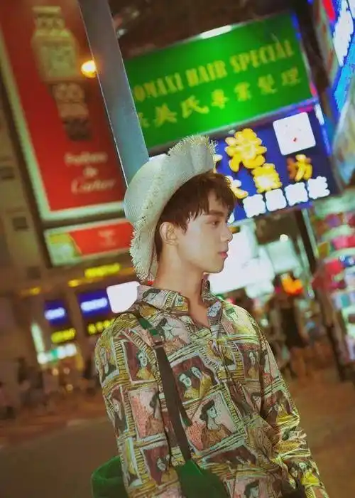 19岁的吴磊冷冽少年如此会穿,不管是正装还是私服都能驾驭超时髦_男生