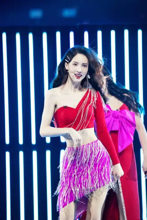 金晨晒《情人》钢管舞剧照,舞姿极度魅惑!