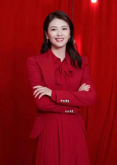 42岁的刘涛贤妻气质突出穿红裙配西装干练优雅美得高调