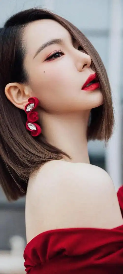 壁纸气场十足的气质窈窕灵动的身材戚薇