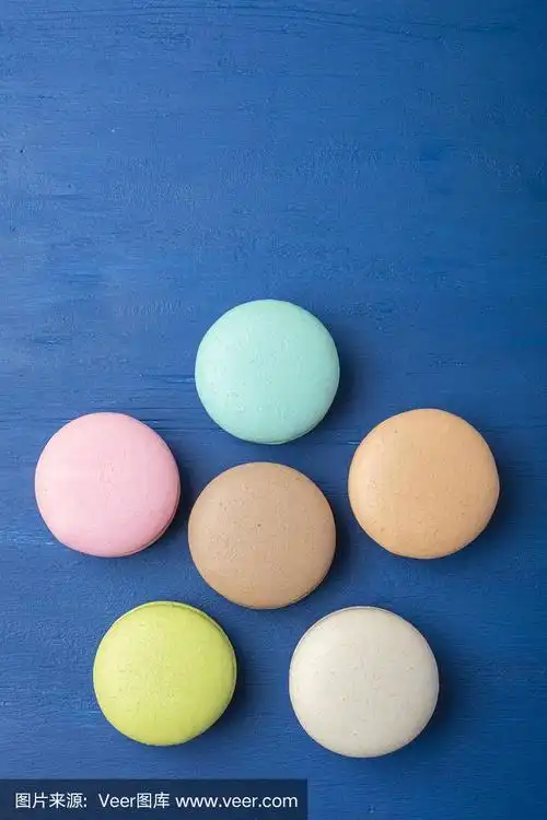 蛋糕马卡龙或蓝色背景的马卡龙.本空间