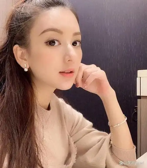 不愧是郭富城老婆!36岁方媛,饱满有料女人味十足!