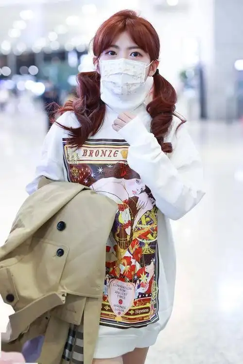 赖美云现身机场,长款印花卫衣搭配高筒靴子甜美可爱