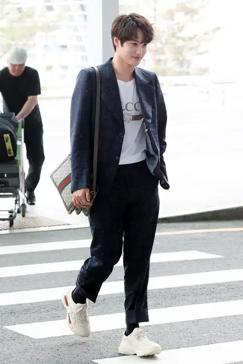 kai帅气赴巴黎机场"走秀" 微笑示人心情大好