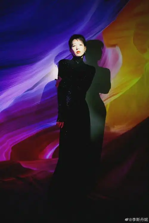 是不是很久都没有看过李斯丹妮穿裙子了