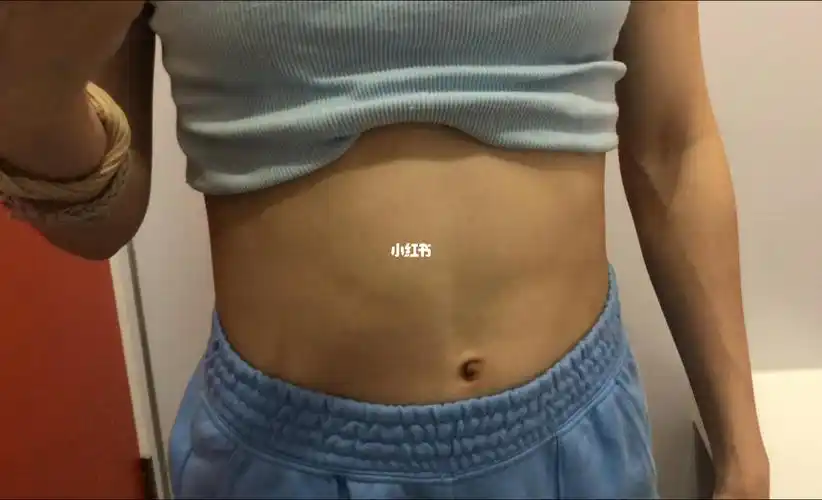 我拍了拍我的一块腹肌