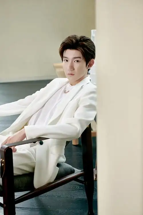 王源现身上海某活动 纯白西装造型彰显独特魅力