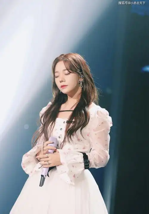 张紫宁白色蓬松裙优雅写真