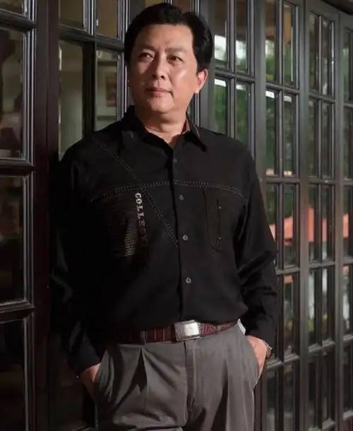 回顾演员壮丽嫁唐国强婚后连生两子如今一家五口幸福美满