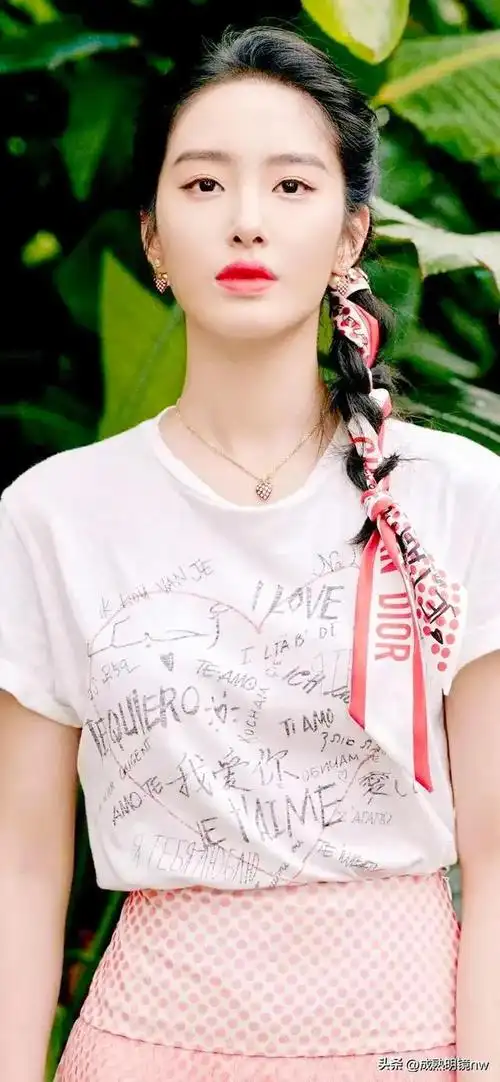 高贵典雅,气质唯美,身姿曼妙的杨采钰,楚楚动人的写真照