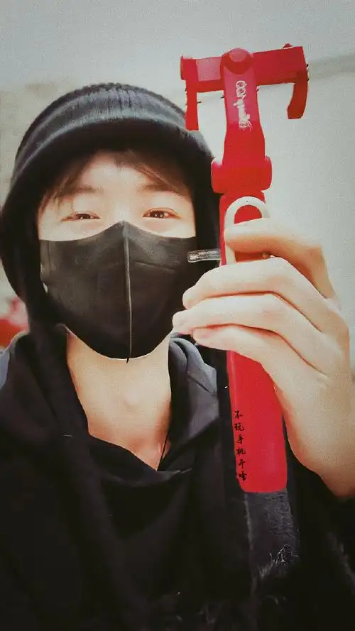 刘宇宁眼睛真好看.尤其喜欢纯素颜不带妆的他.眼神清澈纯净.